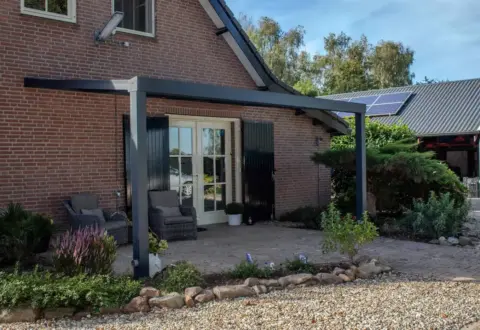 Veranda aan huis Mooie veranda aan huis geplaatst in de achtertuin